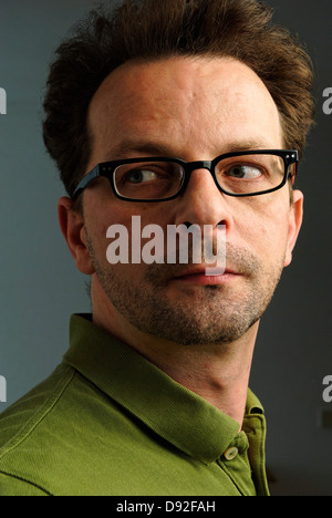 Ein 40 Jahre alter Mann mit Brille Stockfoto