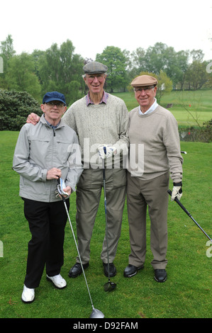 Sir Bobby Charlton und sein Bruder Jack mit Nobby Stiles in Brocton Hall Golf Course in Staffordshire 20. Mai 2013 Stockfoto