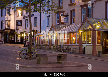 Keswick-Stadt bei Nacht, Nationalpark Lake District, Cumbria, England UK Stockfoto