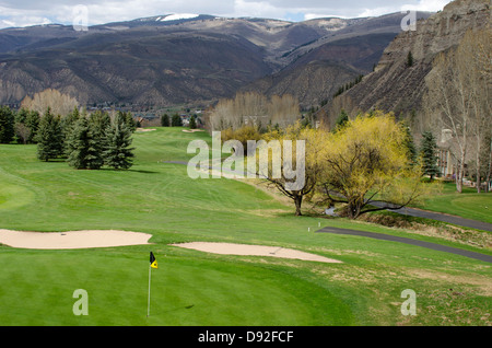 Der Beaver Creek Golf Course in der Nähe von Vail, Colorado schlängelt sich durch eine schöne Kulisse der Berge und Wolken. Stockfoto