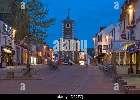 Keswick-Stadt bei Nacht, Nationalpark Lake District, Cumbria, England UK Stockfoto