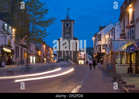 Keswick-Stadt bei Nacht, Nationalpark Lake District, Cumbria, England UK Stockfoto