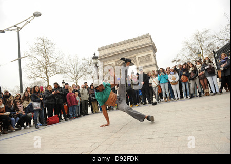 Break Tänzer unterhaltsame Menge auf der Straße Paris Frankreich. Bild von Sam Bagnall Stockfoto