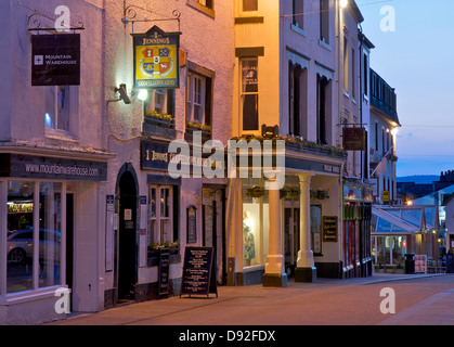 Keswick-Stadt bei Nacht, Nationalpark Lake District, Cumbria, England UK Stockfoto