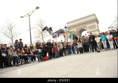 Break Tänzer unterhaltsame Menge auf der Straße Paris Frankreich. Break Dancing Straßenunterhaltung Europa europäisch. Bild von Sam Bagnall Stockfoto