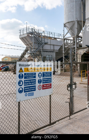 Gesundheit und Sicherheit zu unterzeichnen, auf das Tor am Eingang eine Hanson Betonmischanlage im Vereinigten Königreich Stockfoto