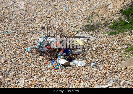 Müll am Strand Barton am Meer, Hampshire, England UK. Stockfoto