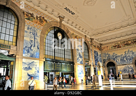 Departure Hall von Sao Bento Bahnhof Porto Portugal Stockfoto