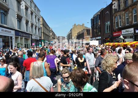 Westend Festival, Byres Road, Glasgow, Schottland, Großbritannien. 9. Juni 2013. Faschingsdienstag. Tausende von Menschen strömten ins Westend für eine Tage Unterhaltung kulminierte in einer Karneval-Stil-Parade über die gesamte Länge der Byres Road Credit: Douglas Carr/Alamy Live News Stockfoto