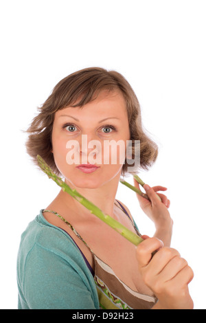 Porträt der freche Frau, die mit frischem grünen Spargel. Isoliert auf weißem Hintergrund. Stockfoto