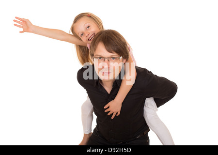 Mann geben Huckepack nehmen Fahrt auf ein kleines Mädchen, das ihre Hand in den Himmel erhebt. Isoliert auf weißem Hintergrund. Stockfoto
