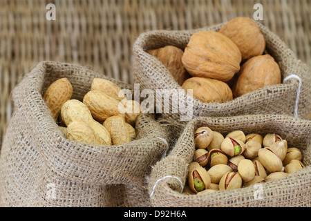 Walnüsse, Pistazien und Erdnüssen in Jutesäcken Stockfoto