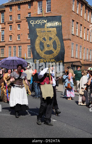 West End Festival, der Byres Road, Glasgow, Schottland, Großbritannien. 9. Juni 2013. Mardi Gras. E. Steampunk Gesellschaft. Tausende Menschen strömten zu den West End für eine Tage Unterhaltung, die in einem Stil Mardi Gras Parade die Länge der Byres Road gipfelte Stockfoto