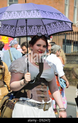 West End Festival, der Byres Road, Glasgow, Schottland, Großbritannien. 9. Juni 2013. Mardi Gras. Tausende Menschen strömten zu den West End für eine Tage Unterhaltung, die in einem Stil Mardi Gras Parade die Länge der Byres Road gipfelte Stockfoto