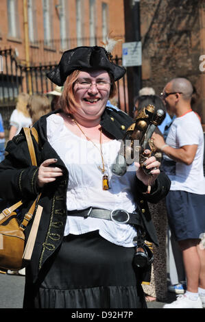 Westend Festival, Byres Road, Glasgow, Schottland, Großbritannien. 9. Juni 2013. Faschingsdienstag. Tausende von Menschen strömten ins Westend für eine Tage Unterhaltung kulminierte in einer Karneval-Stil-Parade über die gesamte Länge der Byres Road Credit: Douglas Carr/Alamy Live News Stockfoto