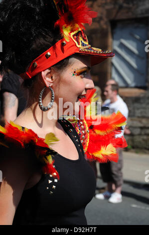 Westend Festival, Byres Road, Glasgow, Schottland, Großbritannien. 9. Juni 2013. Faschingsdienstag. Tausende von Menschen strömten ins Westend für eine Tage Unterhaltung kulminierte in einer Karneval-Stil-Parade über die gesamte Länge der Byres Road Alamy Live News Stockfoto