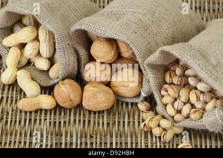 Walnüsse, Pistazien und Erdnüssen in Jutesäcke, Nahaufnahme Stockfoto