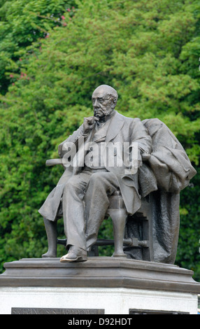 Statue von Sir Francis scharfe Powell mit polierten Fuß im Mesnes PArk, Wigan, Lancashire Stockfoto