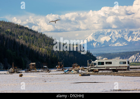 Aufenthaltskosten Fischer Verwendung Fisch Räder auf Copper River verläuft vom Kupfer Gletscher, versuchen die & Wrangall Chugach Berge Stockfoto