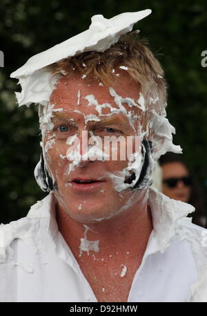 Bakewell, Derbyshire, UK. 9. Juni 2013.  Teilnehmer bei der Herr Darcy Custard Pie zu kämpfen, die im Rahmen des ersten Bakewell Backen Festival stattfand. Der Kampf jährte sich zum 200. von Austens Pride and Prejudice, die Teil-geschrieben in Bakewell Rutland Arms Hotel war. Der Kampf konfrontiert Stornierung nach Organisatoren Schwierigkeiten Versicherung aufgrund von Gesundheit und Sicherheit befürchtet hatte. Es wurde wieder eingeführt, nachdem Olympic Versicherer innen getreten, um Abdeckung zu ermöglichen. Teams, mussten mit einem Mitglied gekleidet als Darcy, ihre Darcy zu schützen, während Piening gegnerischen Teams. Das Team mit der saubersten Darcy gewonnen. Stockfoto