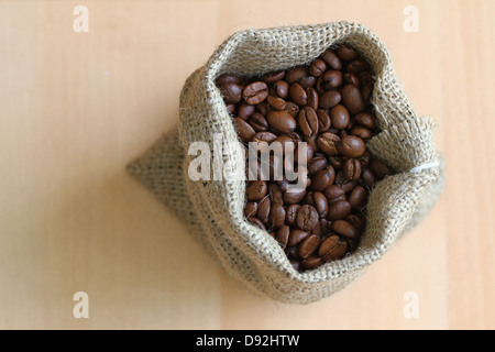 Kaffeebohnen in Jute-Tasche mit Textfreiraum Stockfoto