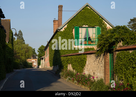 Haus (rechts) des berühmten impressionistischen Malers Claude Monet (1840-1926), Giverny, Eure, Frankreich Stockfoto