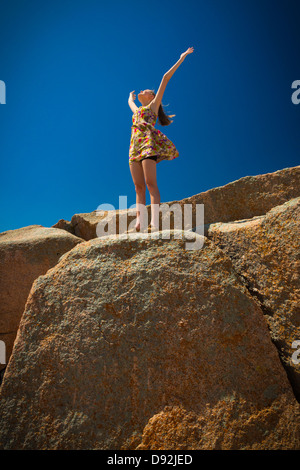 Mädchen an der Spitze des Enchanted Rock in Texas Stockfoto