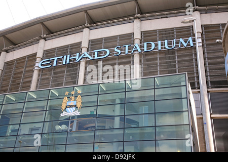 Etihad (früher der Stadt Manchester) Stadium, die Heimat von Manchester City FC mit alten Wappen angezeigt Stockfoto