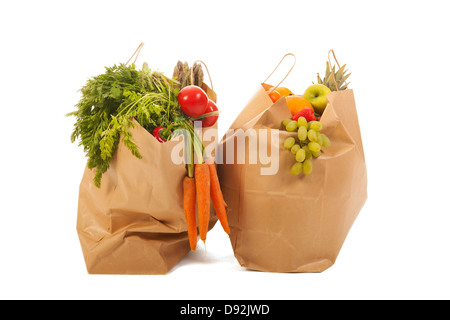 Schwere Einkaufstüten voll mit Gemüse und Obst Stockfoto