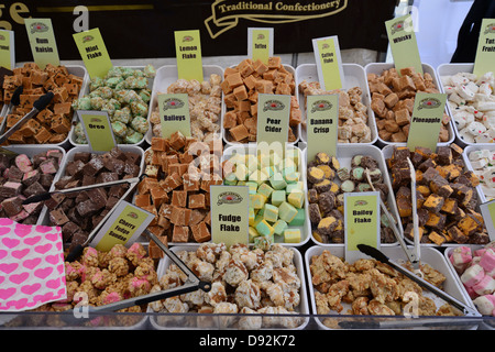 Fudge Auswahl in Süßwaren Stall an Bauern Markt, Bishops Stortford, Hertfordshire, England, Vereinigtes Königreich Stockfoto