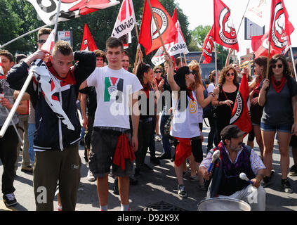 Venedig, Italien. 9. Juni 2013: zweitausend Menschen trafen sich in Venedig am Morgen gegen den riesigen Kreuzfahrtschiffen zu demonstrieren, die zerbrechlichen Ökosystems der Lagune von Venedig zu gefährden. Demonstranten blockiert Kreuzfahrt-Passagiere an Bord bekommen. Gewalttätige Auseinandersetzungen mit der Polizei. Die Demonstration ging am Nachmittag mit Karussells von kleinen Booten in den Canale della Giudecca, die großen Schiffe in den Hafen zu blockieren. Bildnachweis: Ferdinando Piezzi/Alamy Live-Nachrichten Stockfoto