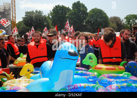 Venedig, Italien. 9. Juni 2013: zweitausend Menschen trafen sich in Venedig am Morgen gegen den riesigen Kreuzfahrtschiffen zu demonstrieren, die zerbrechlichen Ökosystems der Lagune von Venedig zu gefährden. Demonstranten blockiert Kreuzfahrt-Passagiere an Bord bekommen. Gewalttätige Auseinandersetzungen mit der Polizei. Die Demonstration ging am Nachmittag mit Karussells von kleinen Booten in den Canale della Giudecca, die großen Schiffe in den Hafen zu blockieren. Bildnachweis: Ferdinando Piezzi/Alamy Live-Nachrichten Stockfoto