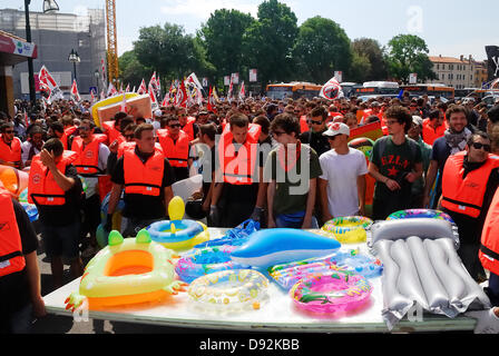 Venedig, Italien. 9. Juni 2013: zweitausend Menschen trafen sich in Venedig am Morgen gegen den riesigen Kreuzfahrtschiffen zu demonstrieren, die zerbrechlichen Ökosystems der Lagune von Venedig zu gefährden. Demonstranten blockiert Kreuzfahrt-Passagiere an Bord bekommen. Gewalttätige Auseinandersetzungen mit der Polizei. Die Demonstration ging am Nachmittag mit Karussells von kleinen Booten in den Canale della Giudecca, die großen Schiffe in den Hafen zu blockieren. Bildnachweis: Ferdinando Piezzi/Alamy Live-Nachrichten Stockfoto