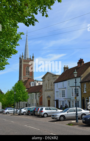 Zeigen Sie nach unten Windhill zeigt St Michaels Kirche, Turm, Bishops Stortford, Hertfordshire, England, Vereinigtes Königreich an Stockfoto