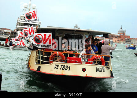 Venedig, Italien. 9. Juni 2013: zweitausend Menschen trafen sich in Venedig am Morgen gegen den riesigen Kreuzfahrtschiffen zu demonstrieren, die zerbrechlichen Ökosystems der Lagune von Venedig zu gefährden. Demonstranten blockiert Kreuzfahrt-Passagiere an Bord bekommen. Gewalttätige Auseinandersetzungen mit der Polizei. Die Demonstration ging am Nachmittag mit Karussells von kleinen Booten in den Canale della Giudecca, die großen Schiffe in den Hafen zu blockieren. Bildnachweis: Ferdinando Piezzi/Alamy Live-Nachrichten Stockfoto