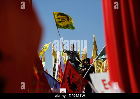 Istanbul, Türkei. 9. Juni 2013.  Eine kurdische Demonstranten winken ein Flag, das Abdullah Otsalan während einer Protestaktion am Taksim-Platz in Istanbul, Sonntag, 9. Juni 2013 darzustellen. Bildnachweis: Konstantinos Tsakalidis/Alamy Live-Nachrichten Stockfoto