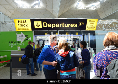 Sicherheit Flugsteig am Stansted Airport, Stansted Mountfitchet, Essex, England, Vereinigtes Königreich Stockfoto