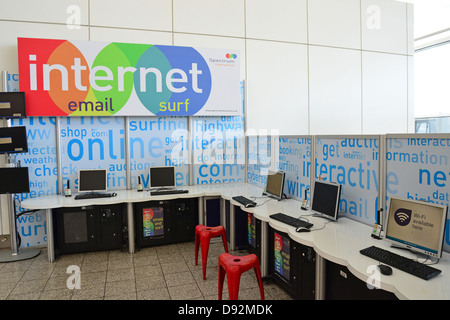 Internetterminals im Abflug-lounge im Flughafen Stansted, Stansted Mountfitchet, Essex, England, Vereinigtes Königreich Stockfoto