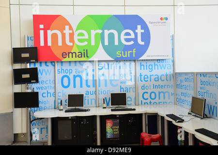 Internetterminals im Abflug-lounge im Flughafen Stansted, Stansted Mountfitchet, Essex, England, Vereinigtes Königreich Stockfoto