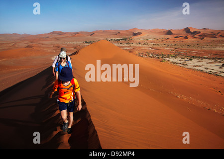 Familie Klettern Sanddüne neben Deadvlei, in der Nähe von Sossusvlei, Namib-Naukluft-Nationalpark, Namibia, Afrika Stockfoto