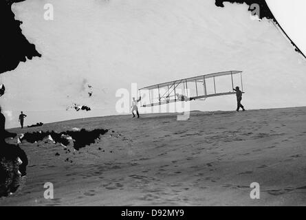 Beginn der gleiten; Wilbur Wright in Bewegung am linken Ende des Schirms Orville Wright Bauchlage in Maschine halten (Foto beschädigt ist) Stockfoto