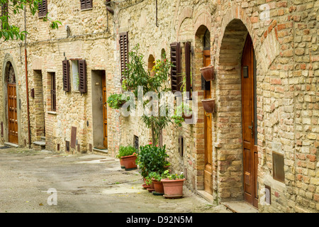 Vintage Straße geschmückt mit Blumen, Italien Stockfoto