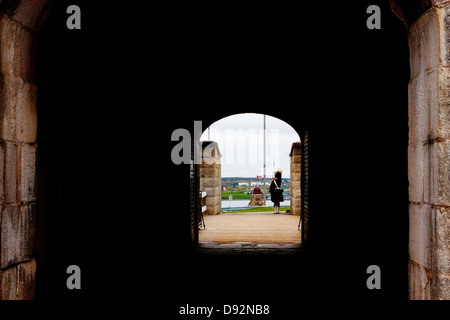 Einzelne Highlander Fußsoldat in Kostüm gesehen durch Tunnel am Fort George (Citadel Hill) in Halifax, Nova Scotia Stockfoto