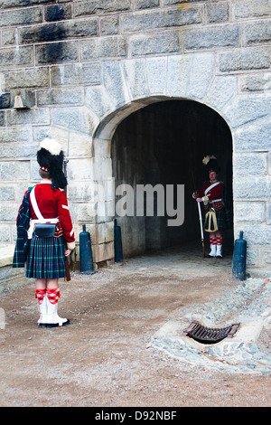 Einander zugewandt sind zwei kostümierte Highlander wachen am Eingang zum historischen Fort George (Citadel Hill) in Halifax, Nova Scotia Stockfoto