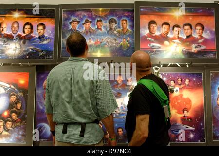 Boston, Massachusetts, USA - 9. Juni 2013 - zwei Fans anzeigen verschiedenen verbunden Gestaltungsarbeit aus dem Star Trek-Franchise auf der offiziellen Star Trek Convention Boston. Stockfoto