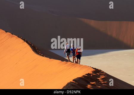 Familie Klettern Sanddüne neben Deadvlei, in der Nähe von Sossusvlei, Namib-Naukluft-Nationalpark, Namibia, Afrika Stockfoto