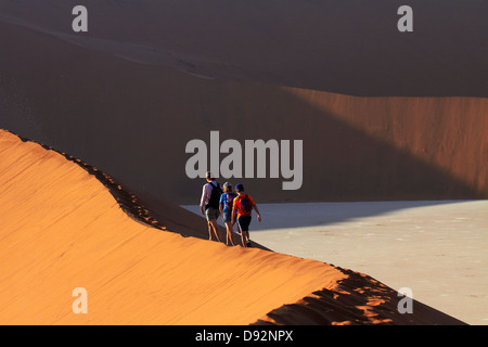 Familie Klettern Sanddüne neben Deadvlei, in der Nähe von Sossusvlei, Namib-Naukluft-Nationalpark, Namibia, Afrika Stockfoto