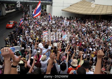 Bangkok, Thailand. 9. Juni 2013. Die Demonstranten tragen Guy Fawkes Masken jubeln während einer Protestaktion an der Bangkok Kunst- und Kulturzentrum. Etwa 400 Demonstranten tragen 'Guy Fawkes' weiterhin in Bangkok und anderen Teilen von Thailand gegen die Regierung von Yingluck Shinawatra, rally, die Gegner sagen, ist eine "Marionette" von flüchtigen ehemaligen premier Thaksin Shinawatra gesteuert. Bildnachweis: John Vincent/Alamy Live-Nachrichten Stockfoto