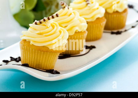 Kleine weiße Schokoladen Cupcakes in Desesrt Bar. Stockfoto