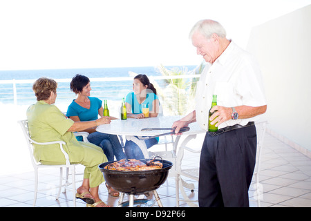 Opa Grill zu tun, für die Familie auf Balkon Stockfoto